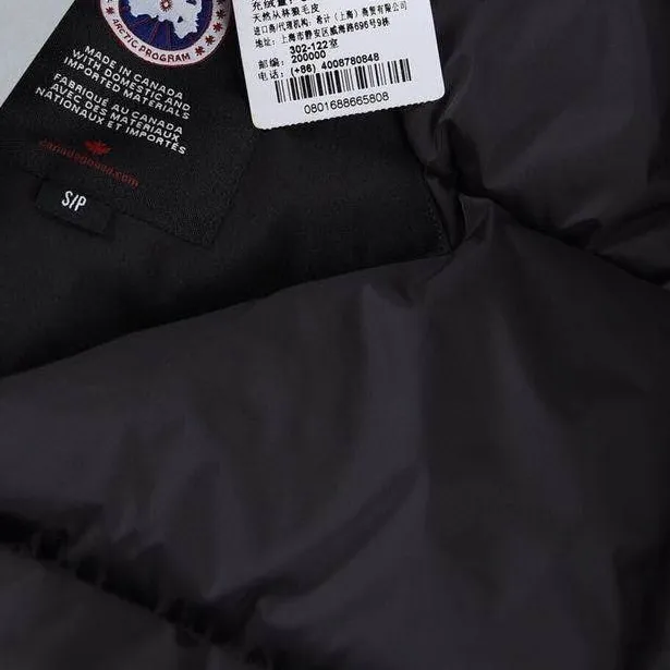 P780 with dust bag) Canada Goose Canada Goose #Expedition expedition parka classic down jacket ➖ Imported 21-count polyester-cotton blended original fabric [last year’s 16-count/18-count hard fabrics have been completely eliminated, this year all use 21-count genuine synchronized fabrics, the soft mid-band feels delicate and textured], genuine synchronized Feather-Light 10D waterproof coated fabric, made of 84.5% polyester fiber and 15.5% cotton, 100% the best feel in the entire network! ➖ The genuine official website is synchronized with the national standard 80 white duck down, you can check the official website customer service, there will never be a series of misleading claims such as 90 down or goose down! ➖ Using the best nylon lining with double double-layer sealing design, velvet-proof No. 7 needle + grid-filled down ready-made garments, there is 100% no so-called velvet running! ➖ The cuffs are designed with thickened seamless threads, and the collar and pockets are lined with top-quality polar fleece to keep you warm and comfortable! ➖ Yoshida YKK provides original custom-made electroplated sliders. YKK two-way lockable zippers are tight and smooth and will not peel off paint! ➖ 3M composite guarantees that the Velcro is the same as the original, durable, and all accessories and hardware are custom-made! ➖ Imported BEHRINGER embroidery machine to customize the 10,000-needle embroidery logo, 98% of which can be reproduced to restore the original logo. You can check and compare on the official website! ➖ The fur collars are all made of large pieces of Western Canadian blue wolf hide, ensuring that each fur collar is 13-15cm wide! 08 models for men and women SIZE: XS S M L XL XXL